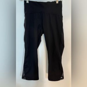 Lululemon Black Size 6 Crop Leggings Pants with Mesh Bottoms